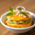 Wortelmousse met avocado en krab