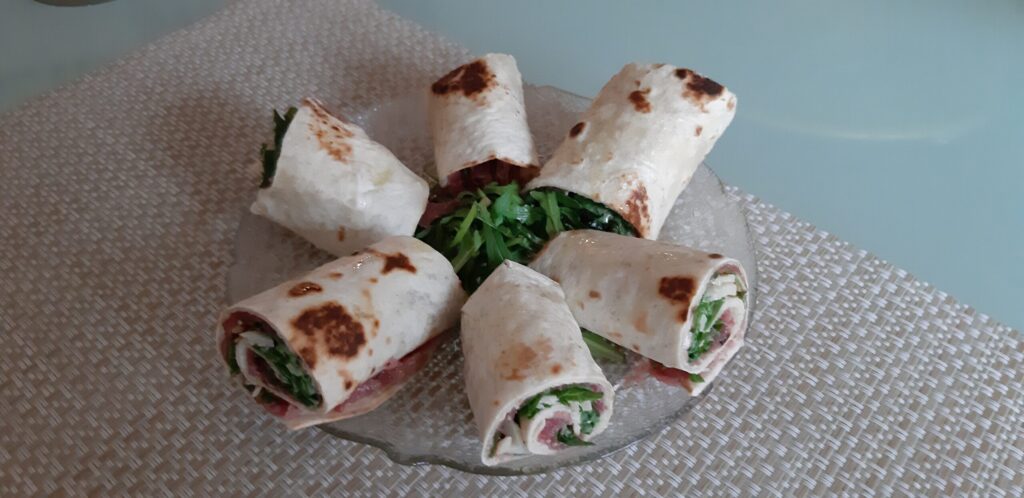 Wraphapjes met carpaccio, rucola en pesto