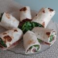 Wraphapjes met carpaccio, rucola en pesto