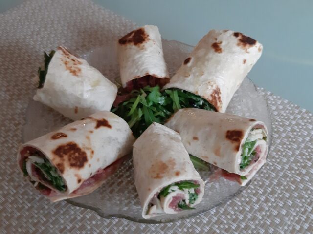 Wraphapjes met carpaccio, rucola en pesto