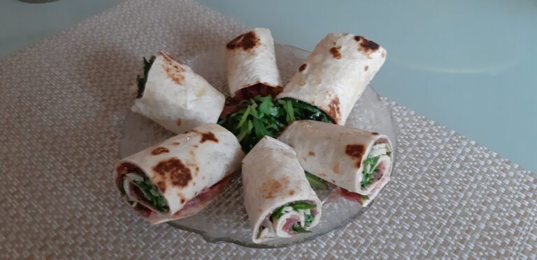 Wraphapjes met carpaccio, rucola en pesto