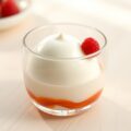 Yoghurtmousse met twee kleuren coulis