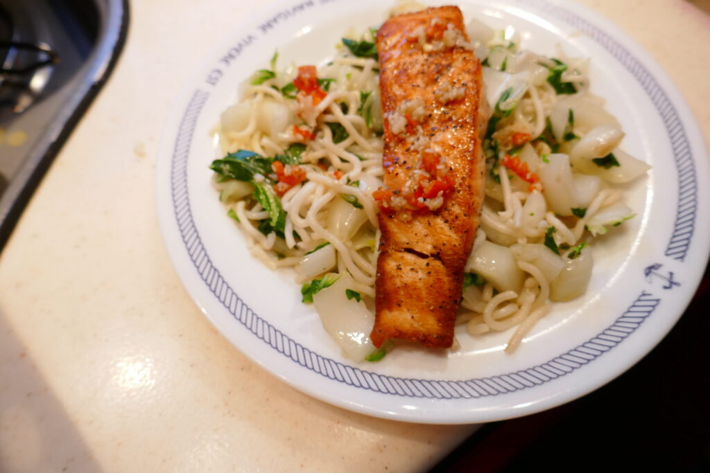 Zalige Zalm met Paksoi noedels en een frisse dressing