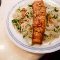 Zalige Zalm met Paksoi noedels en een frisse dressing