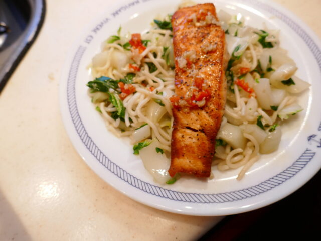 Zalige Zalm met Paksoi noedels en een frisse dressing