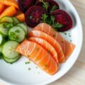 Zalm-Biet met speciale Komkommersalade