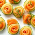 Zalm-komkommerroosjes met romige (zieopm)