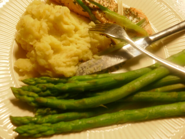 Zalm met dragon, bosui en knoflookpuree