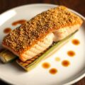 Zalm met krokante korst op gegrilde prei