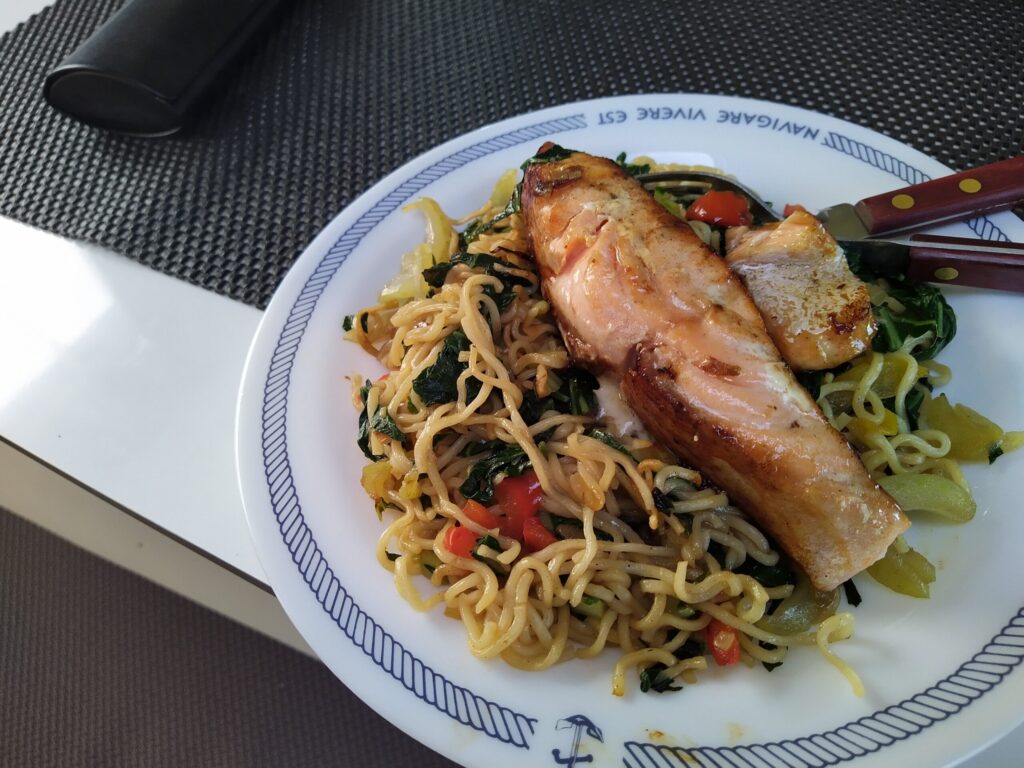Zalm met paksoi en noedels
