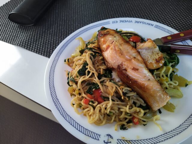Zalm met paksoi en noedels