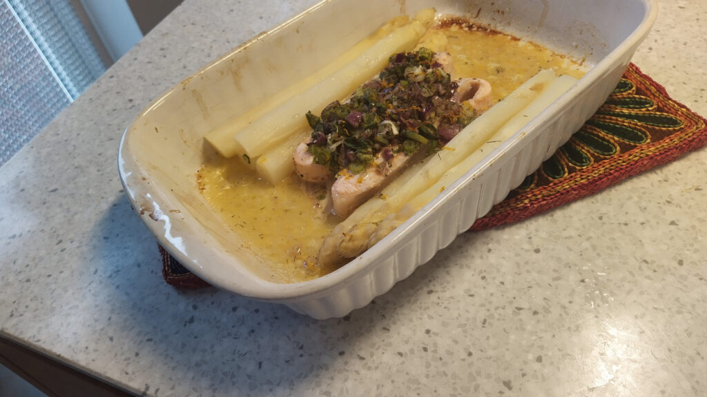 Zalm met sinaasappel- kruidenkorst en asperges uit de oven