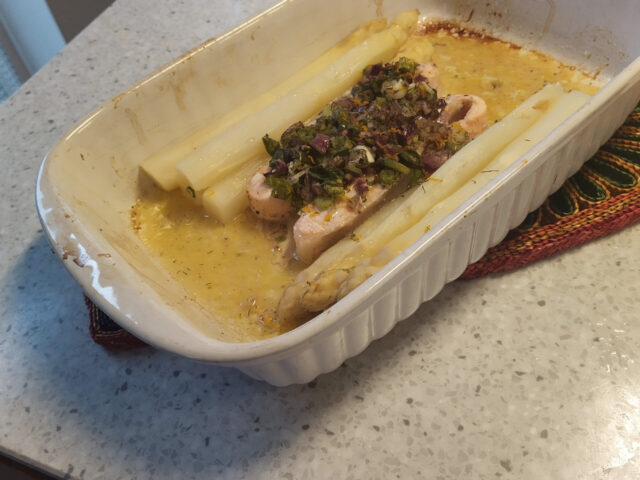 Zalm met sinaasappel- kruidenkorst en asperges uit de oven