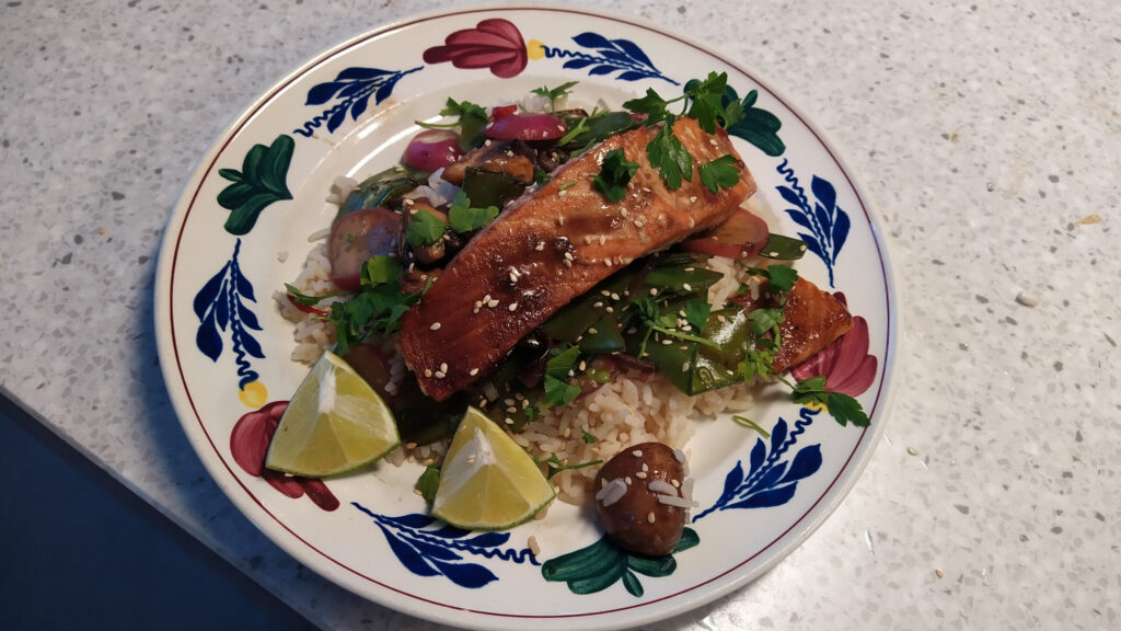 Zalm Teriyaki uit de oven met gewokte peultjes en radijs