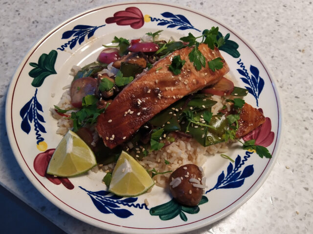 Zalm Teriyaki uit de oven met gewokte peultjes en radijs