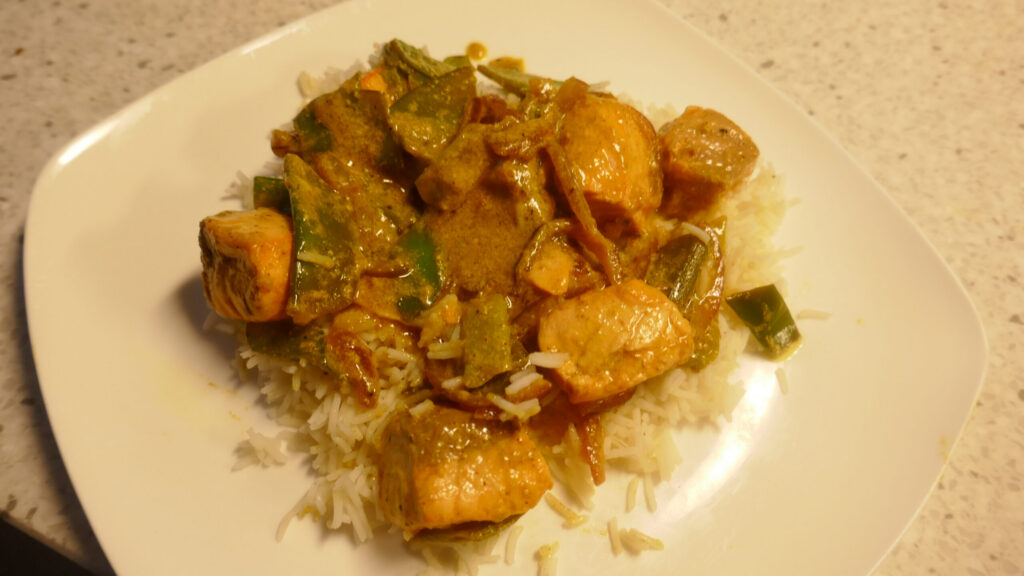 Zeer milde Zalmcurry met knapperige peultjes en bosui