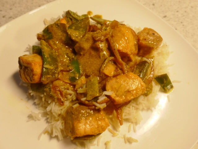 Zeer milde Zalmcurry met knapperige peultjes en bosui