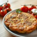 Zelfgemaakte frikadel met tomaatjes uit de oven
