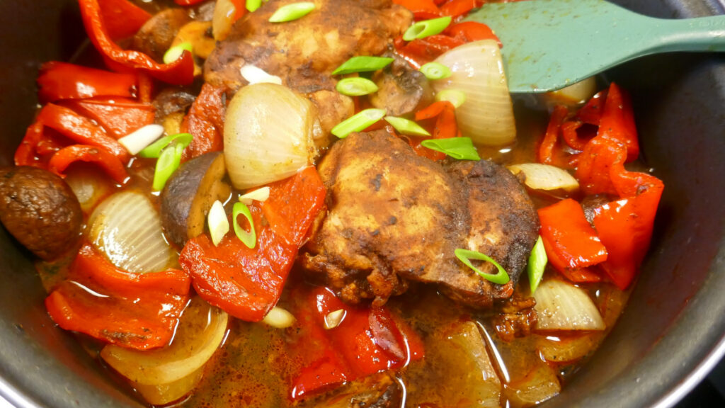 Zoete puntpaprika stoof met kippendij en champignons