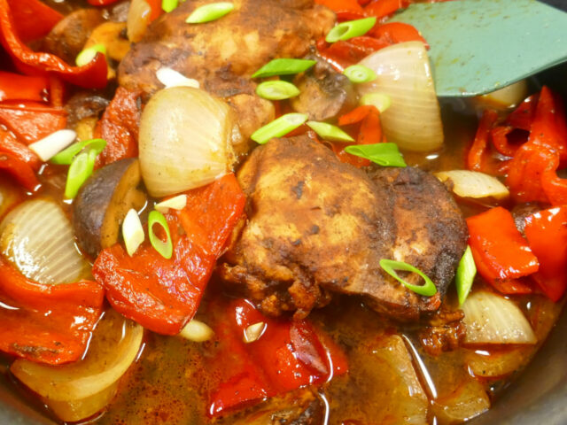 Zoete puntpaprika stoof met kippendij en champignons