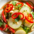 Zoetzure komkommer met chilipepers