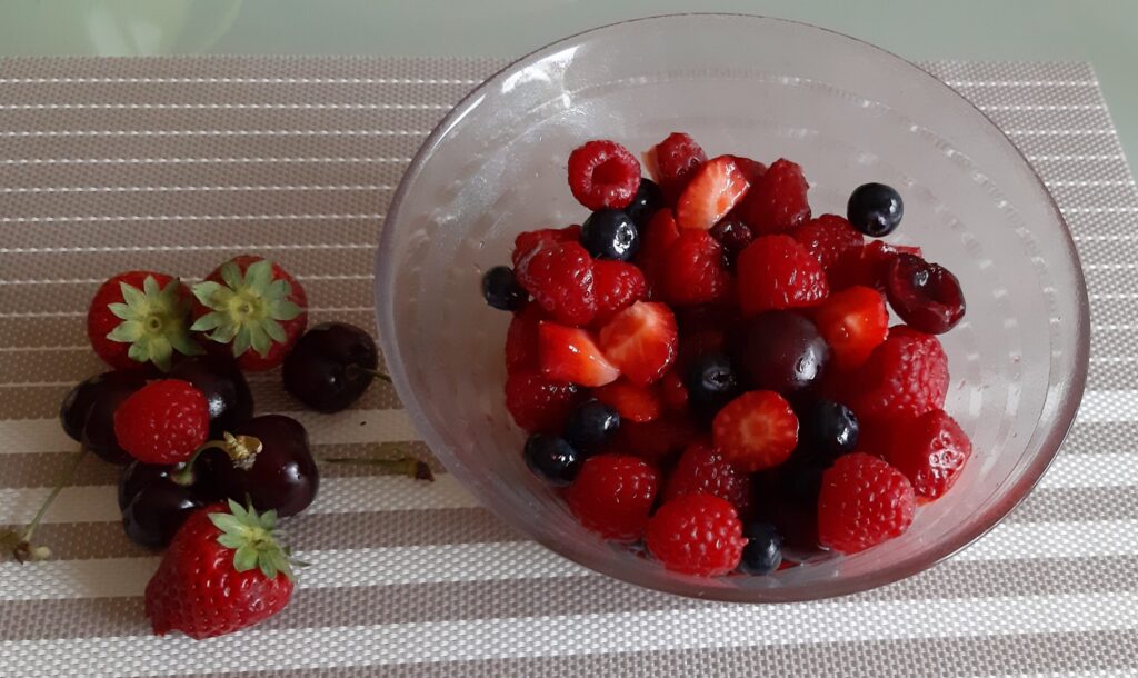 Zomerse rood fruitsalade met vlierbessensiroop
