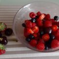 Zomerse rood fruitsalade met vlierbessensiroop
