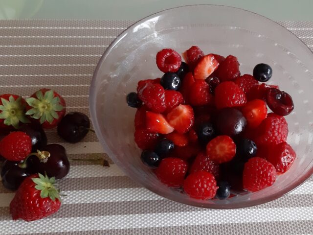 Zomerse rood fruitsalade met vlierbessensiroop