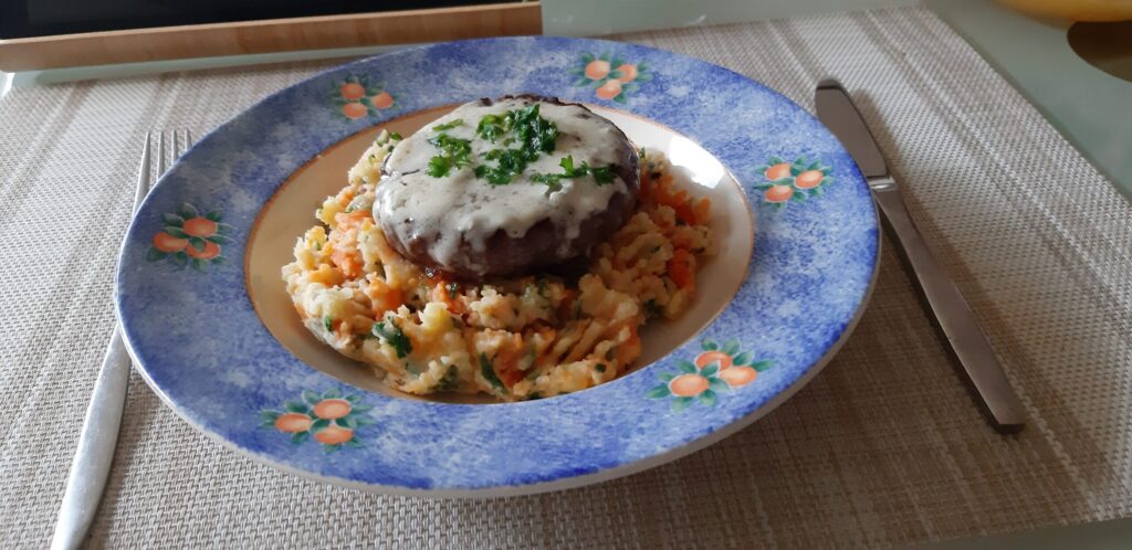 Zomerstamppot jonge worteltjes met gebakken hamburger met magor