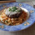 Zomer stamppotje van worteltjes en nieuwe aardappeltjes. Lekker met een hamburger met magor