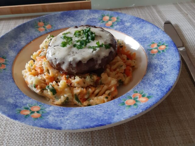 Zomer stamppotje van worteltjes en nieuwe aardappeltjes. Lekker met een hamburger met magor
