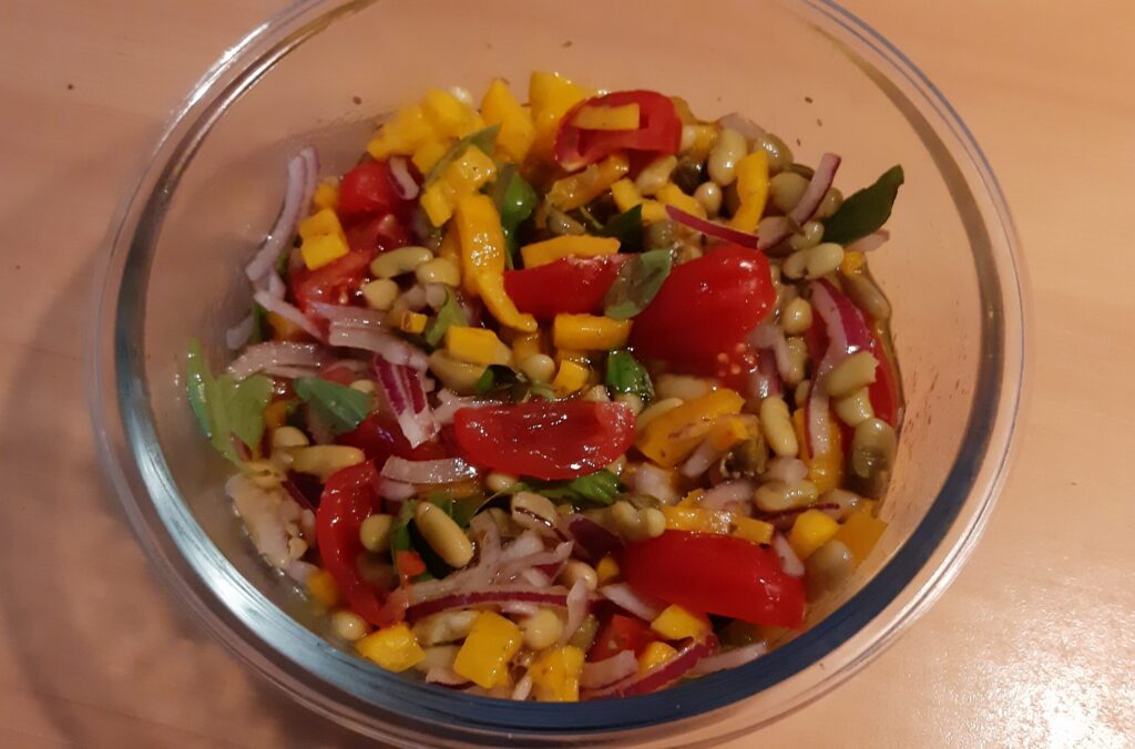 Zonnige salade van flageolets met paprika en tomaatjes