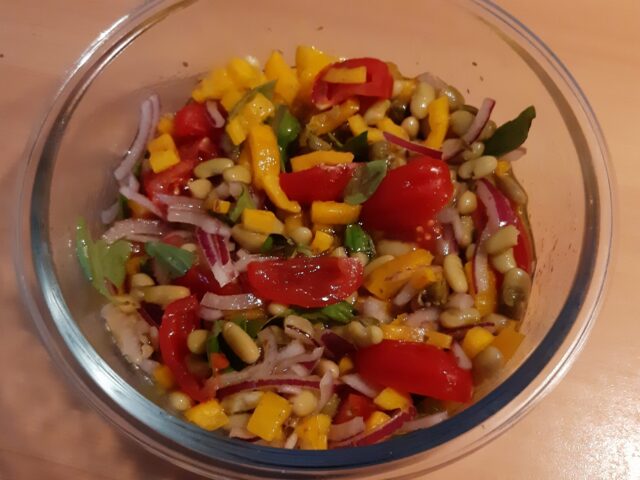 Zonnige salade van flageolets met paprika en tomaatjes