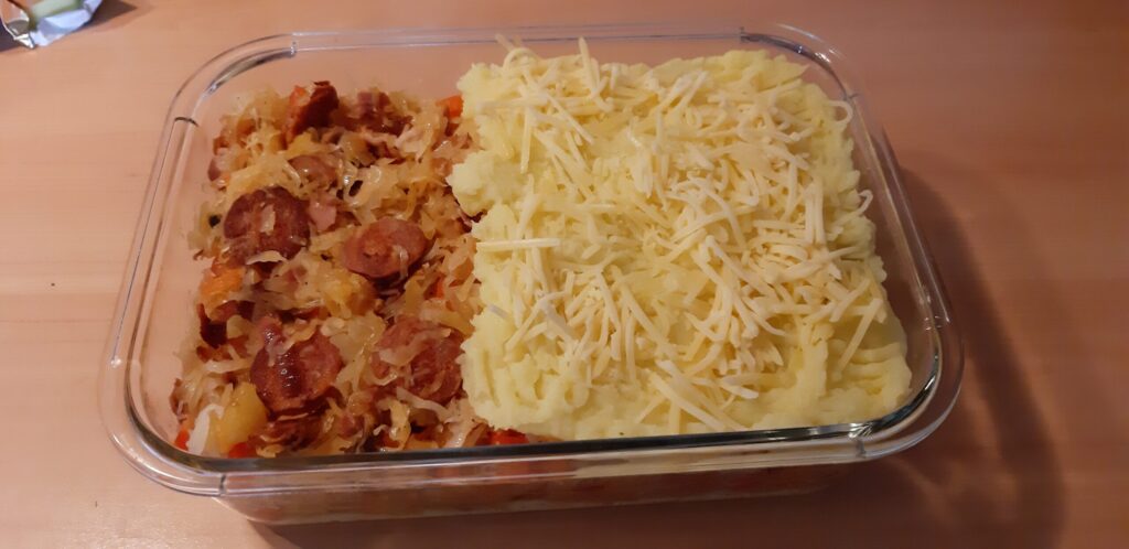 Zuurkoolschotel met appel, chorizo en paprika