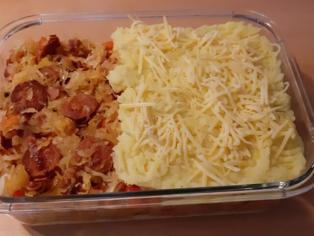 Zuurkoolschotel met appel, chorizo en paprika