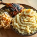 Zuurkoolstamppot met banaan en kip uit de oven