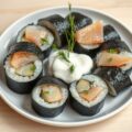 Zweedse sushirol met geplette aardappelen, maatjes