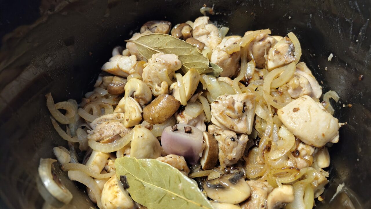 Goulash van kippendijen en champignons uit de slowcooker, foto 2