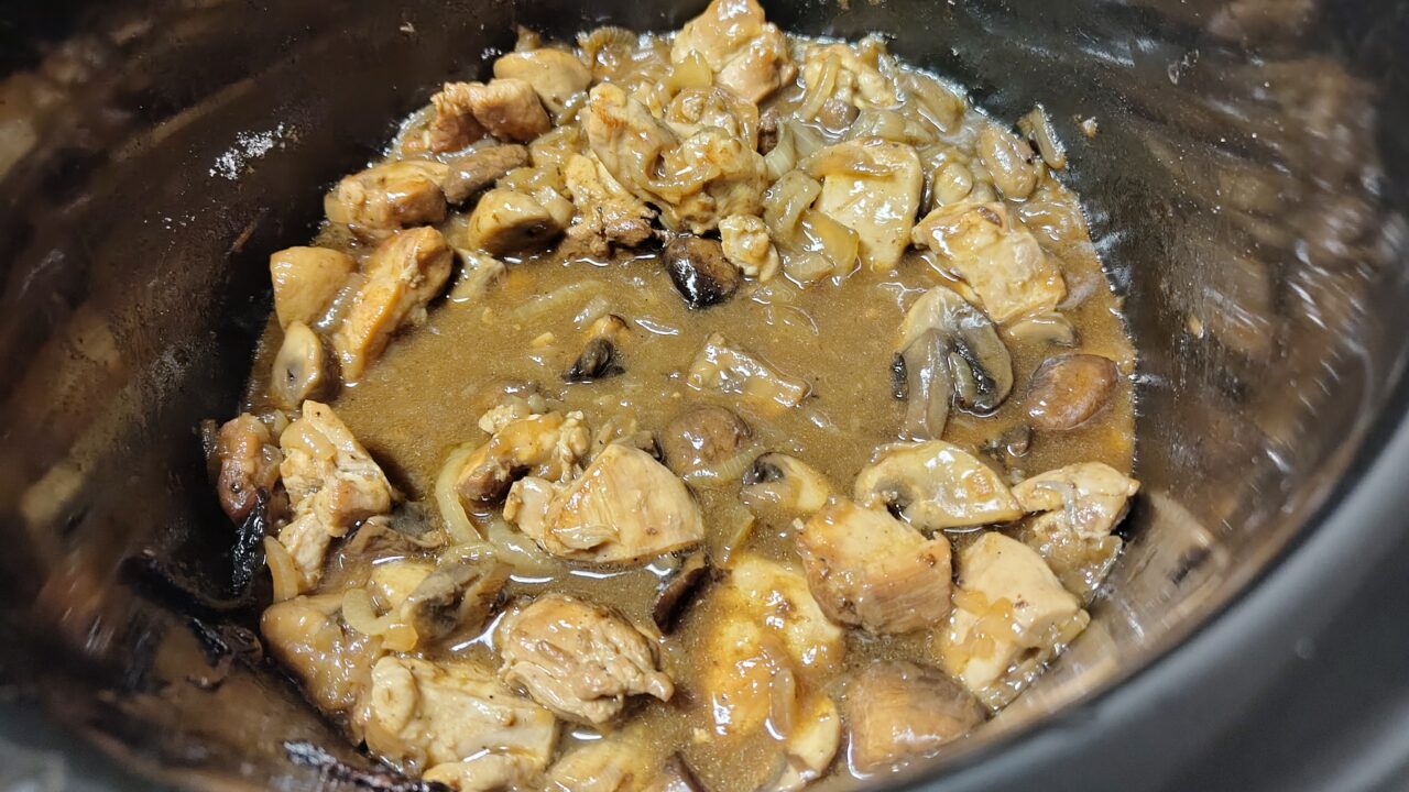 Goulash van kippendijen en champignons uit de slowcooker, foto 3