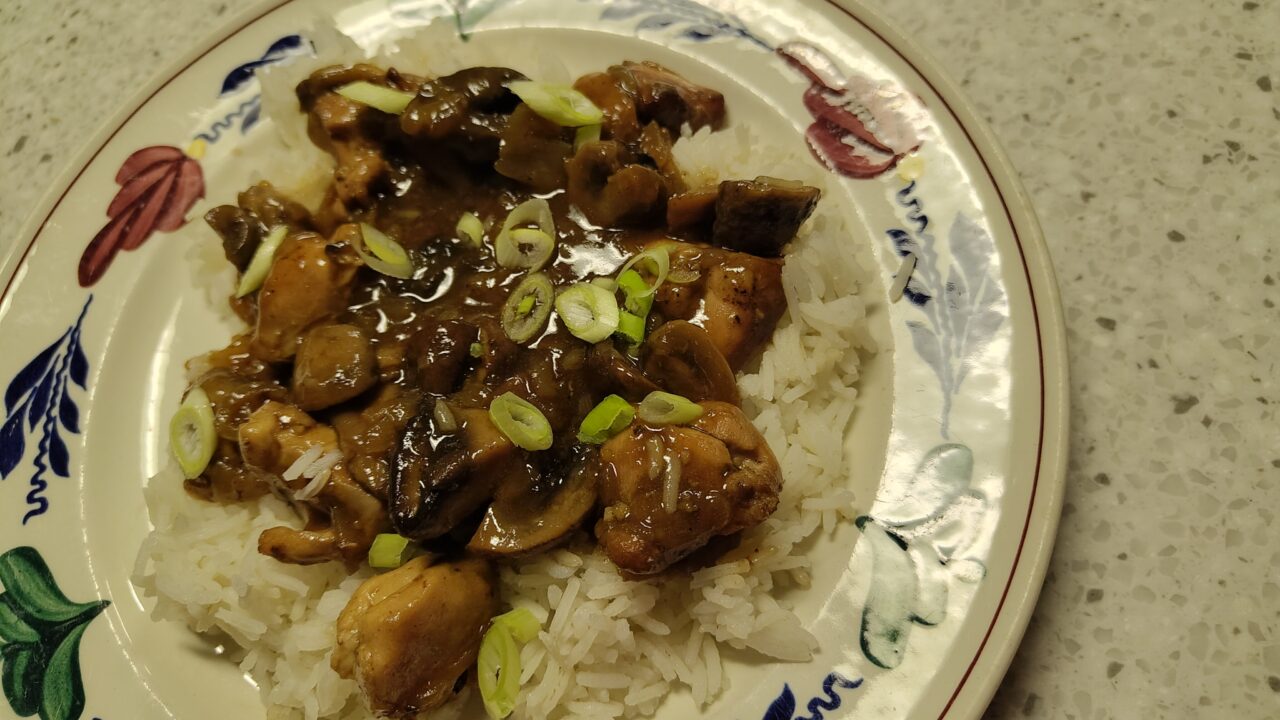 Goulash van kippendijen en champignons uit de slowcooker, foto 4