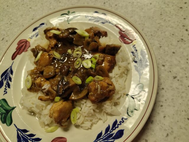 Goulash van kippendijen en champignons uit de slowcooker