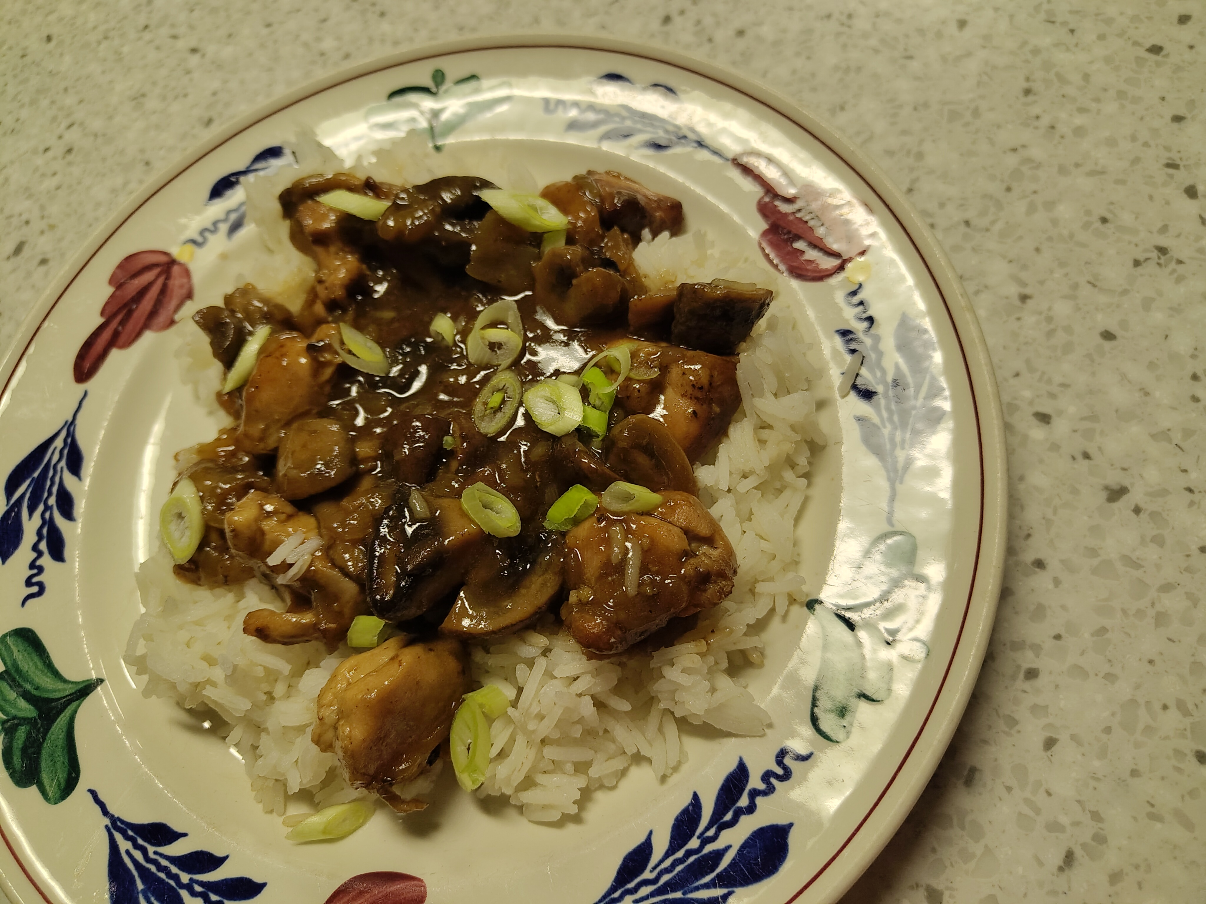 Goulash van kippendijen en champignons uit de slowcooker