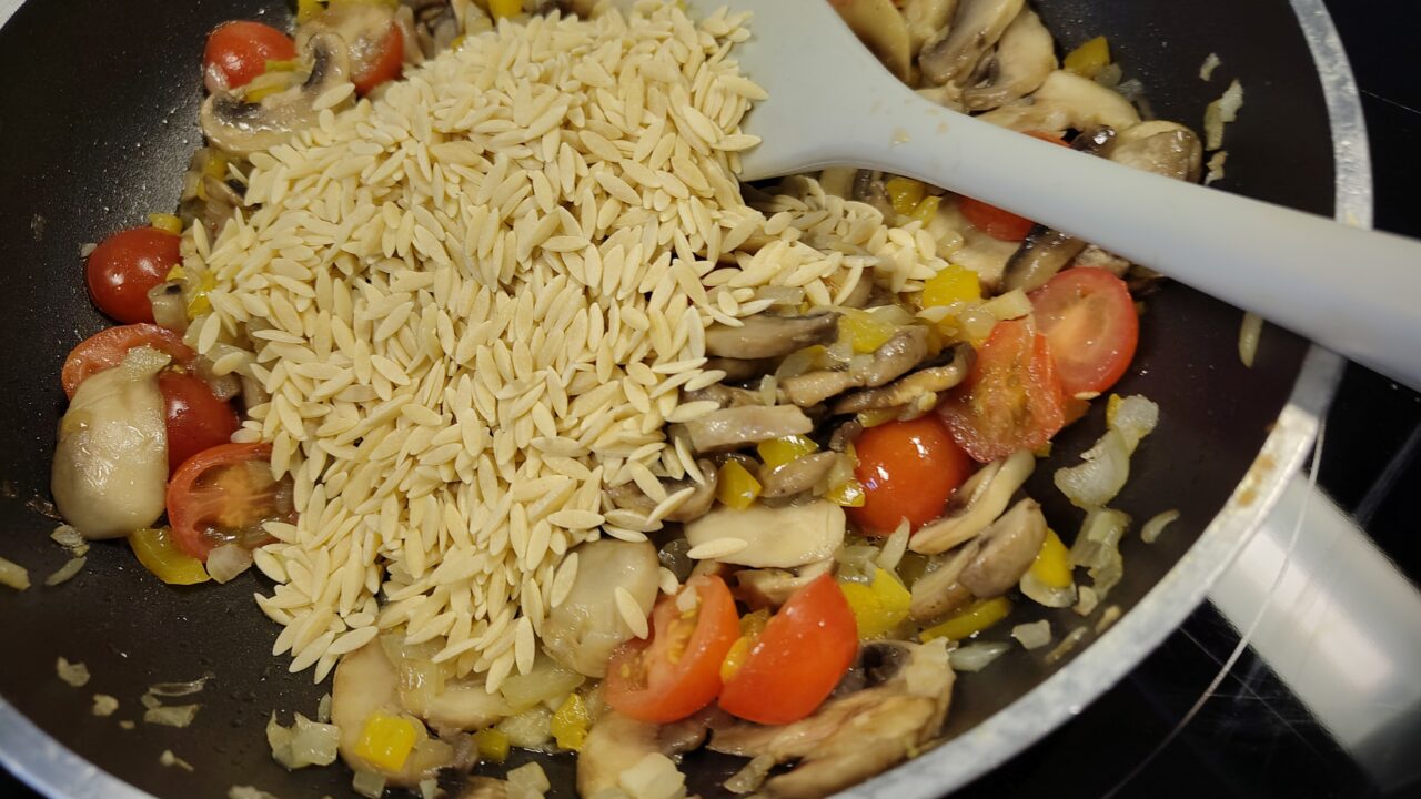 Orzo met paprika, champignons en romige rode pestosaus, foto 2