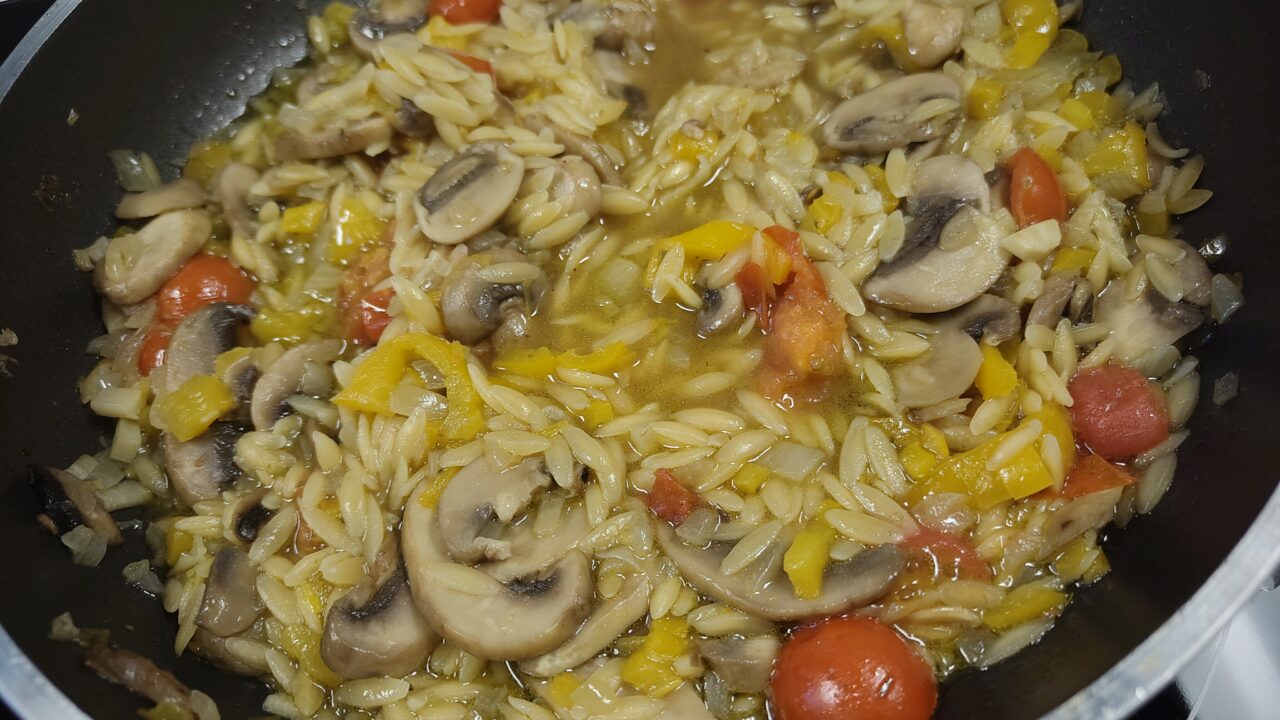 Orzo met paprika, champignons en romige rode pestosaus, foto 3
