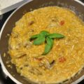 Orzo met paprika, champignons en romige rode pestosaus