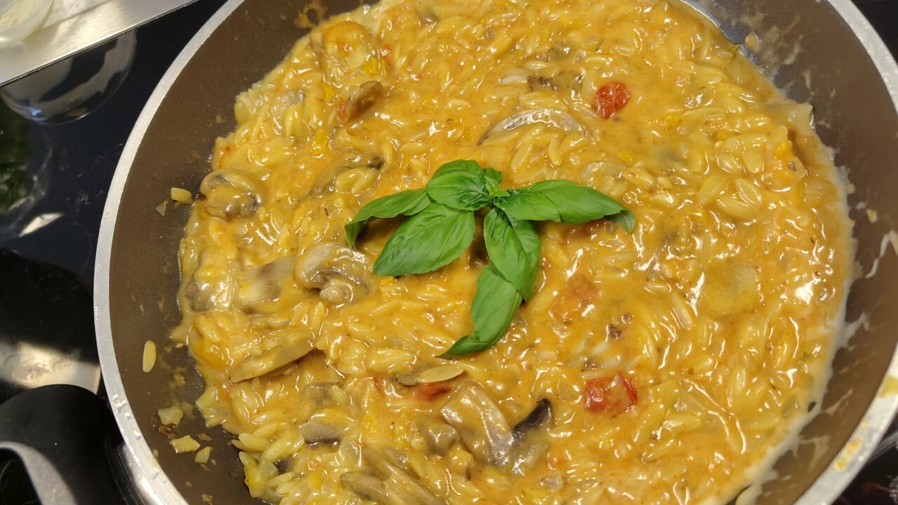 Orzo met paprika, champignons en romige rode pestosaus, foto 1