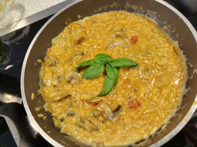 Orzo met paprika, champignons en romige rode pestosaus