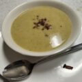 Romige broccoli courgettesoep uit de slowcooker