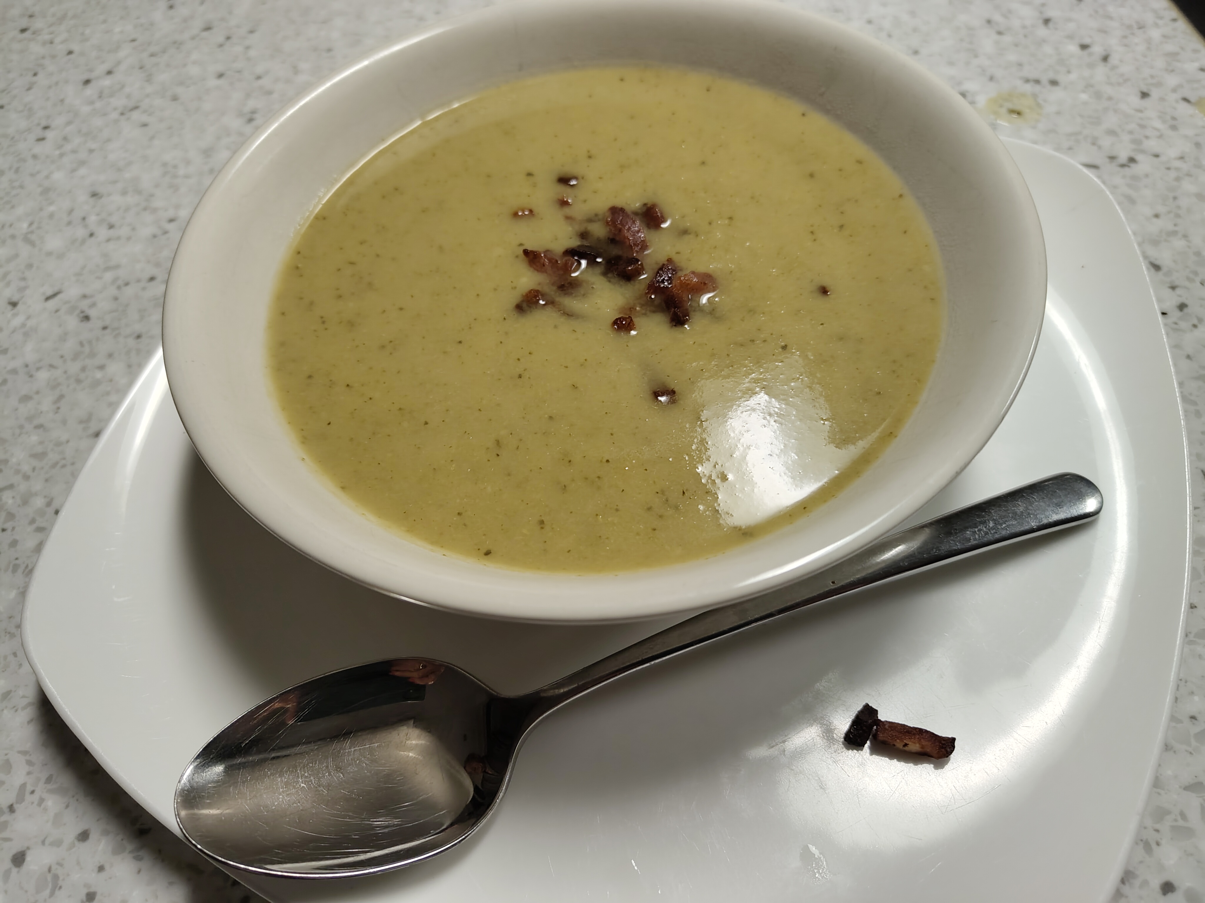 Romige broccoli courgettesoep uit de slowcooker