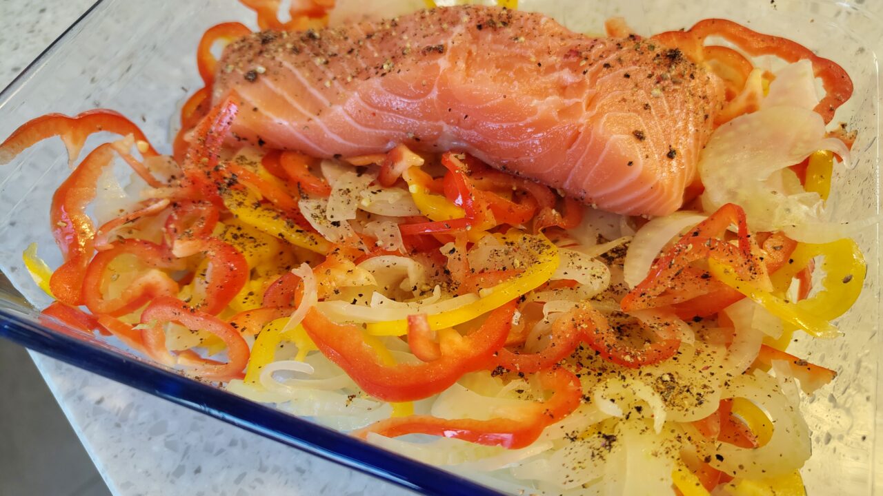 Ovenschotel met zalm in tomaten, soja, knoflooksaus, foto 2